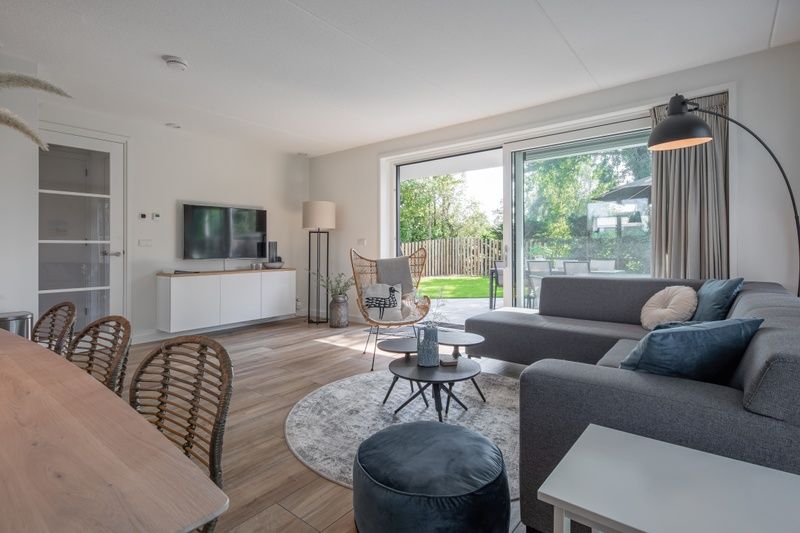 Detail van eetruimte in Villa Effe Wad, Texel, met decoratieve accenten en sfeervolle verlichting.