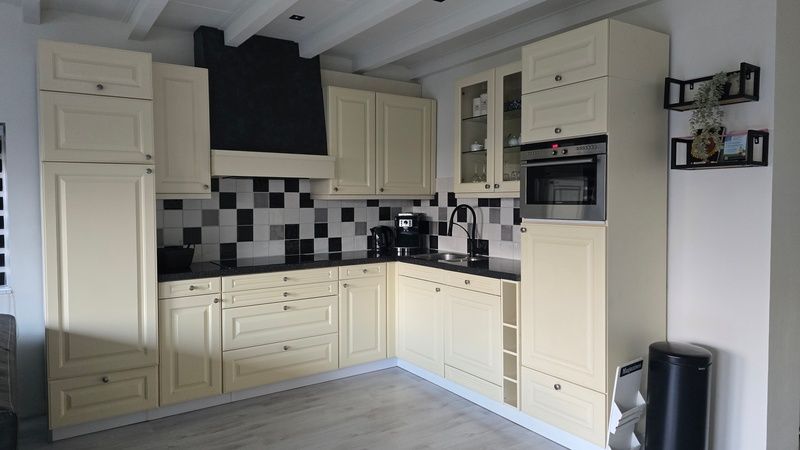 Moderne Kueche im Helianthus-Ferienhaus De Dennen Texel, komplett ausgestattet fuer einen komfortablen Aufenthalt.