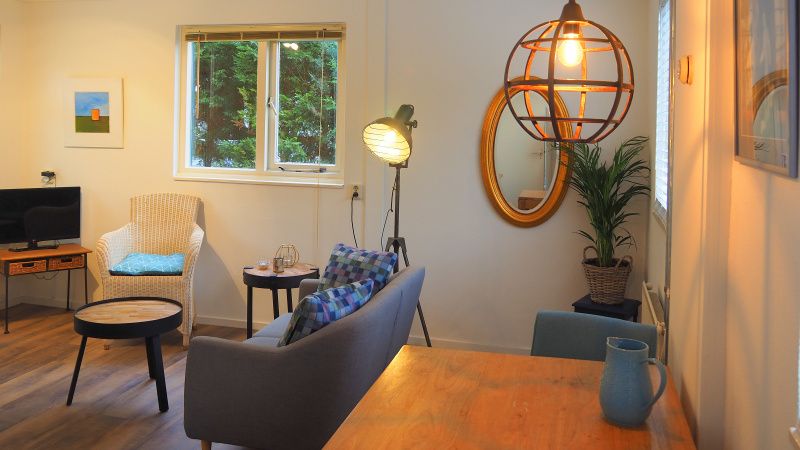 Stilvolles Interieur des Ferienhauses Duinpieper in De Dennen, Texel mit Essecke.