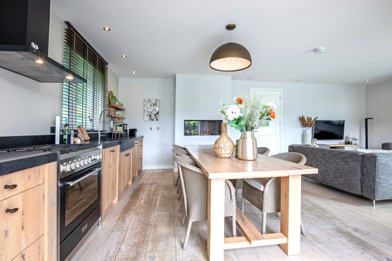 Offene Kueche und Essbereich im Bungalowpark 't Hoogelandt - De Scholekster, De Dennen, Texel.