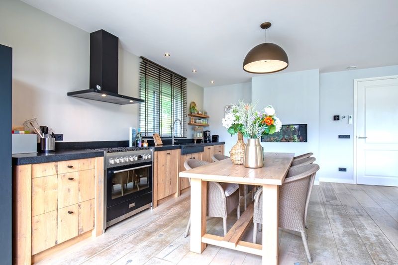 Geraeumige Kueche mit Esstisch im Bungalowpark 't Hoogelandt - De Scholekster, De Dennen, Texel.