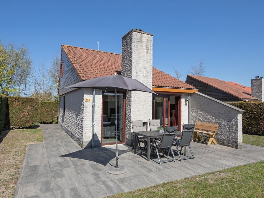 Zonnig terras bij Vakantiehuis Gortersmient 328 in De Dennen, Texel met comfortabele zitplek.