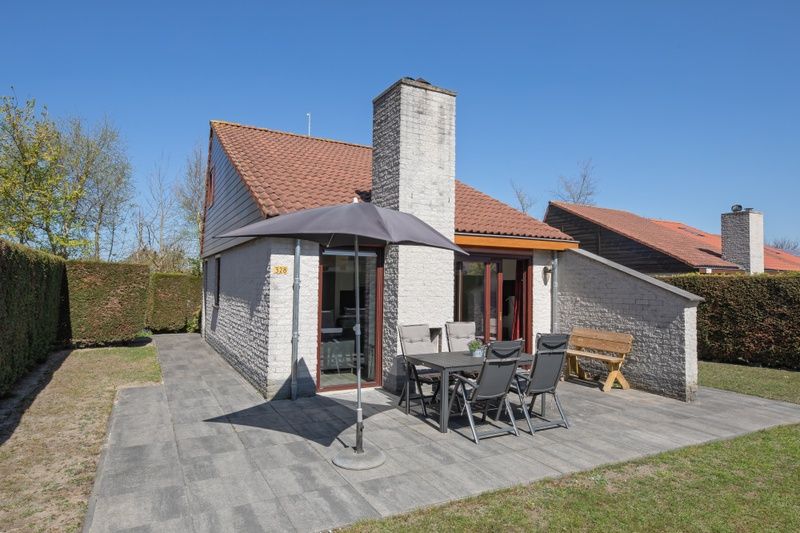 Vakantiehuis Gortersmient 328 in De Dennen, Texel met ruime buitenruimte en tuinmeubilair.