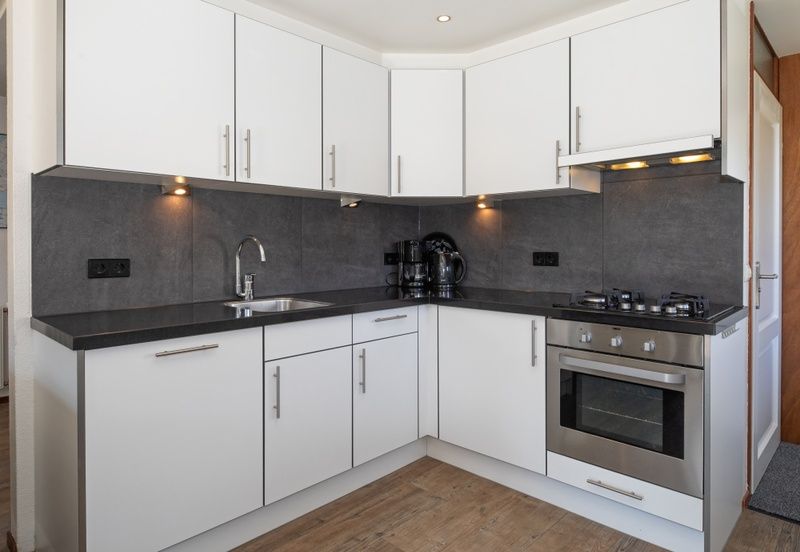 Moderne keuken in Vakantiehuis Gortersmient 328, De Dennen, Texel met complete uitrusting.