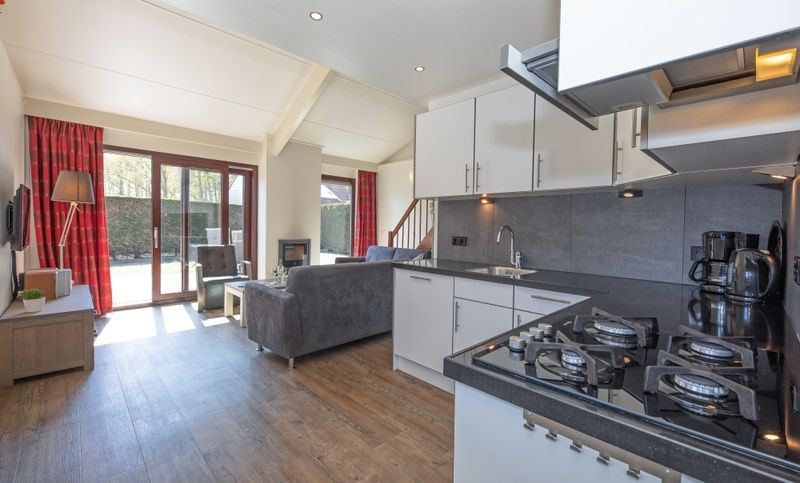 Gezellige woonkamer in Vakantiehuis Gortersmient 328, De Dennen, Texel met open keuken en veel licht.