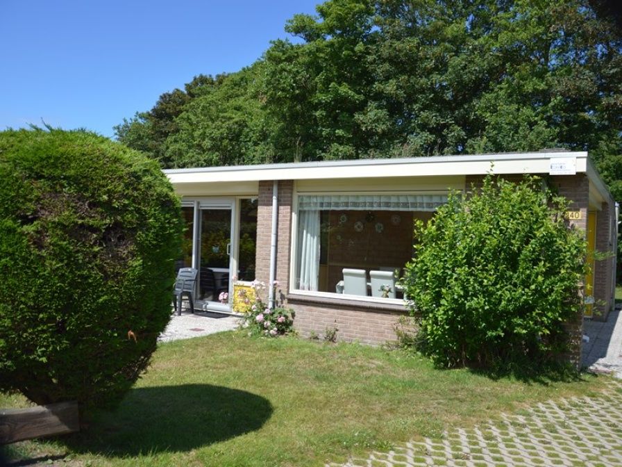 Bungalow Verste Coogh 140 in De Dennen, Texel met groene tuin en zonnige buitenruimte.
