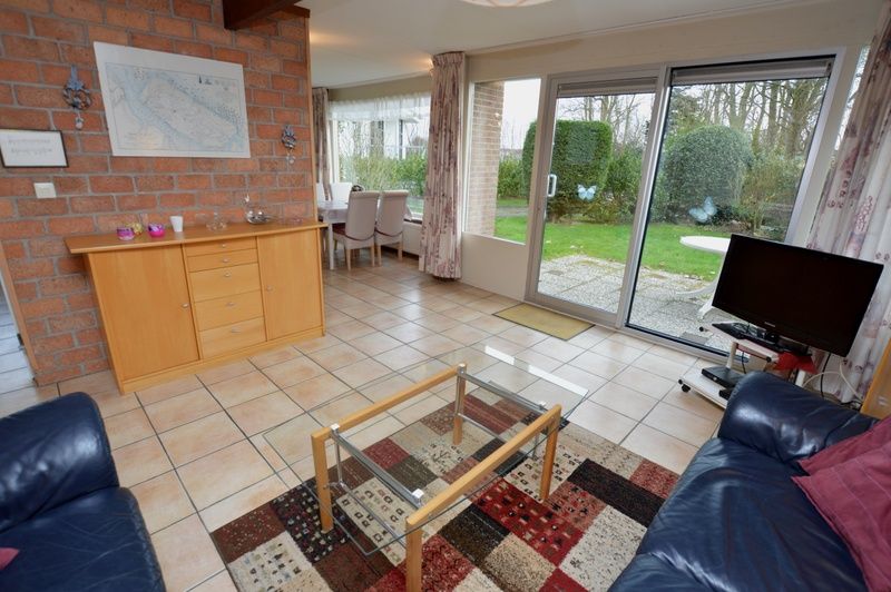 Ruime binnenruimte van Bungalow Verste Coogh 140 in De Dennen, Texel met uitzicht op de tuin.