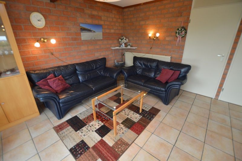 Stijlvolle zithoek in Bungalow Verste Coogh 140, De Dennen, Texel met moderne inrichting.