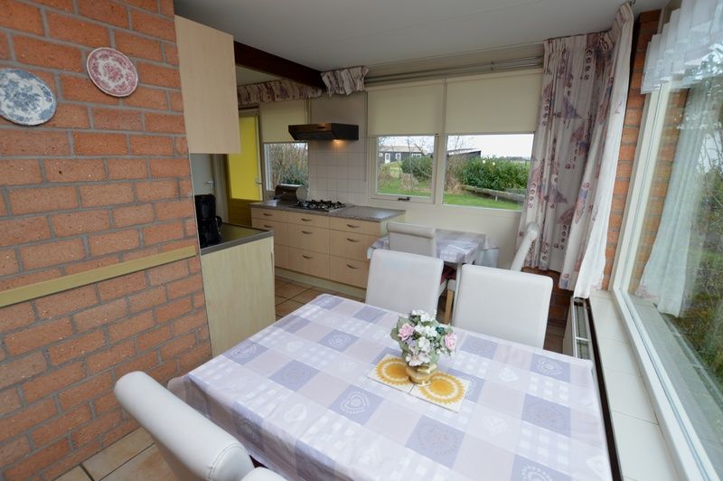 Eethoek met uitzicht in Bungalow Verste Coogh 140, De Dennen, Texel voor gezellige maaltijden.
