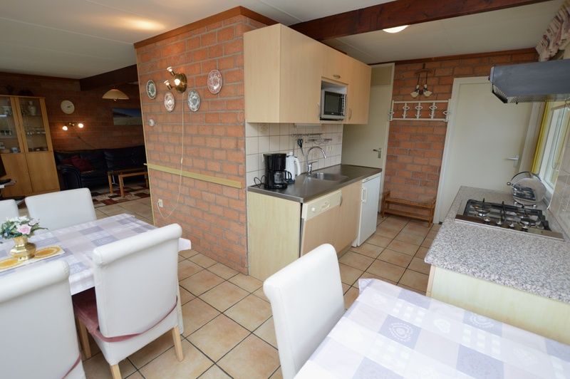 Functionele keuken in Bungalow Verste Coogh 140, De Dennen, Texel met moderne voorzieningen.