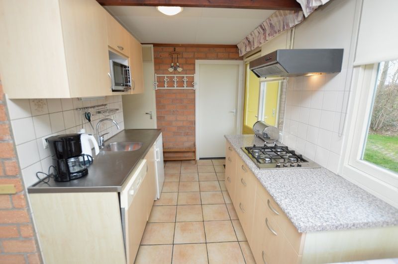 Volledig uitgeruste keuken in Bungalow Verste Coogh 140, De Dennen, Texel met ruime werkruimte.