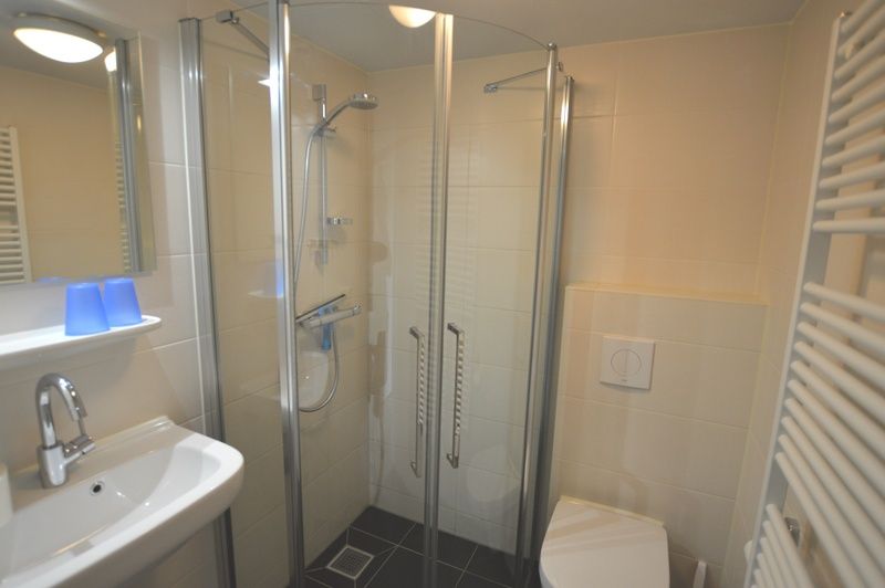 Tweede badkamer in Bungalow Verste Coogh 140, De Dennen, Texel met luxe douchefaciliteiten.