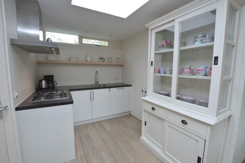 Stijlvolle keuken met servieskast in vakantiehuis Tempelierweg - Kogermient 11, De Dennen, Texel.