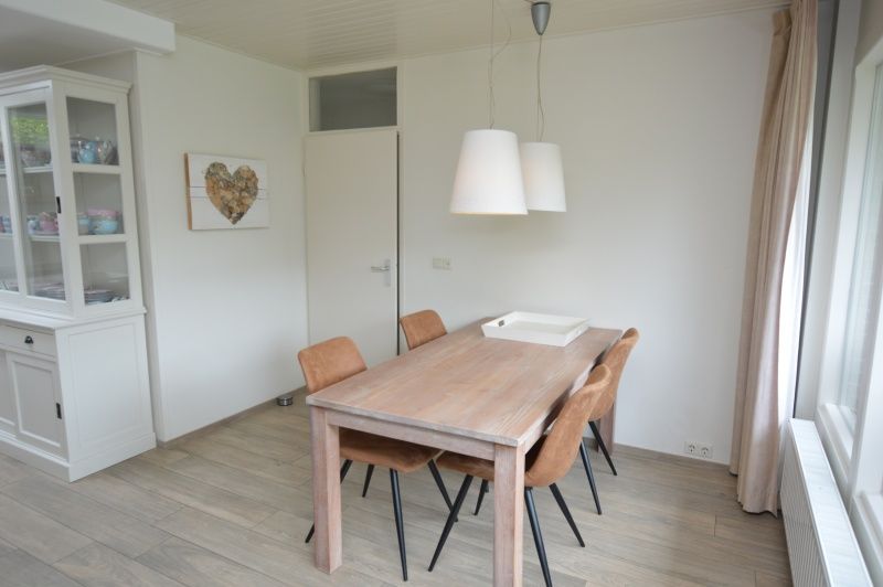 Slaapkamer met tweepersoonsbed in Tempelierweg - Kogermient 11, vakantiehuis De Dennen, Texel.