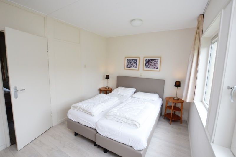 Ruime slaapkamer met uitzicht in vakantiehuis Tempelierweg - Kogermient 11, De Dennen, Texel.
