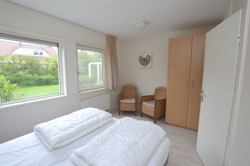 Tweede slaapkamer met eenpersoonsbedden in Tempelierweg - Kogermient 11, De Dennen, Texel.