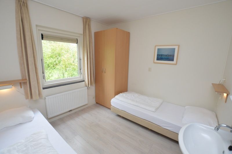 Moderne badkamer met wastafel in Tempelierweg - Kogermient 11, vakantiehuis De Dennen, Texel.