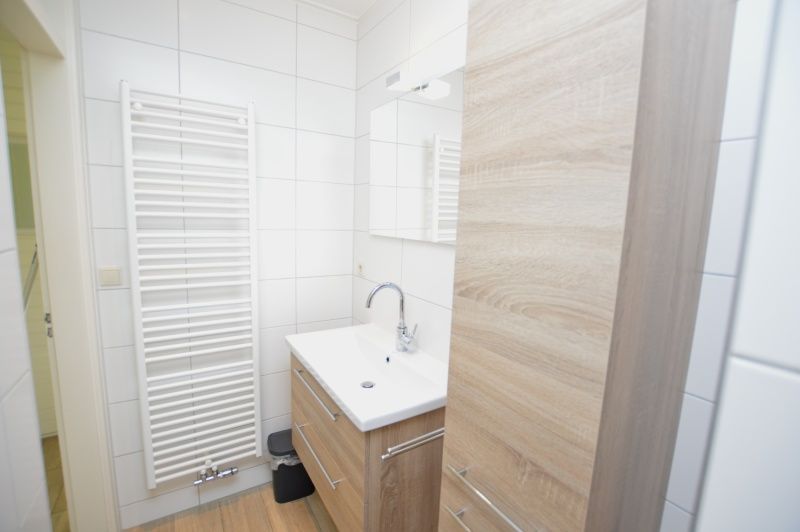 Luxe badkamer met houten details in Tempelierweg - Kogermient 11, vakantiehuis De Dennen, Texel.