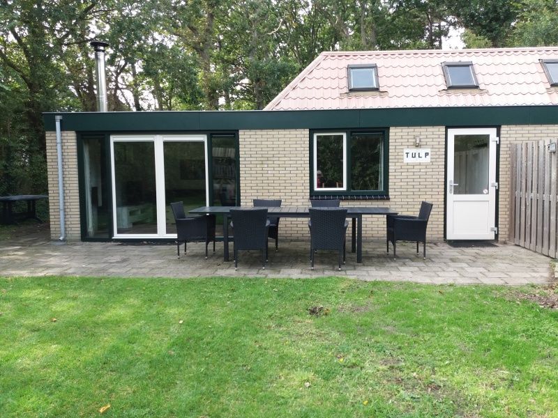 Terrasse des Ferienhauses Bollenveld - de Tulp in De Dennen, Texel mit bequemen Sitzgelegenheiten.