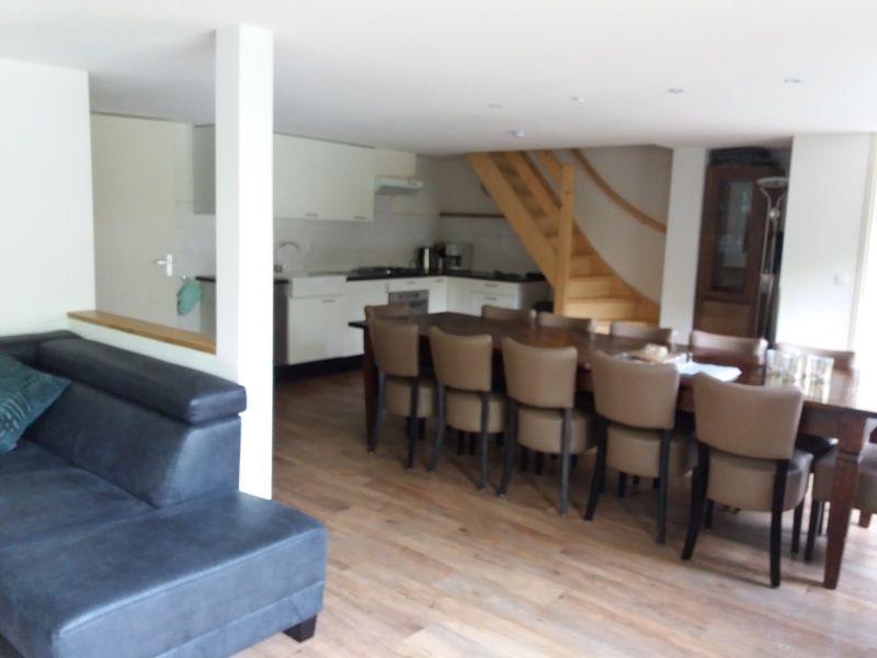 Gemuetlicher Innenbereich des Ferienhauses Bollenveld - de Tulp in De Dennen, Texel mit Ess- und Sitzecke.