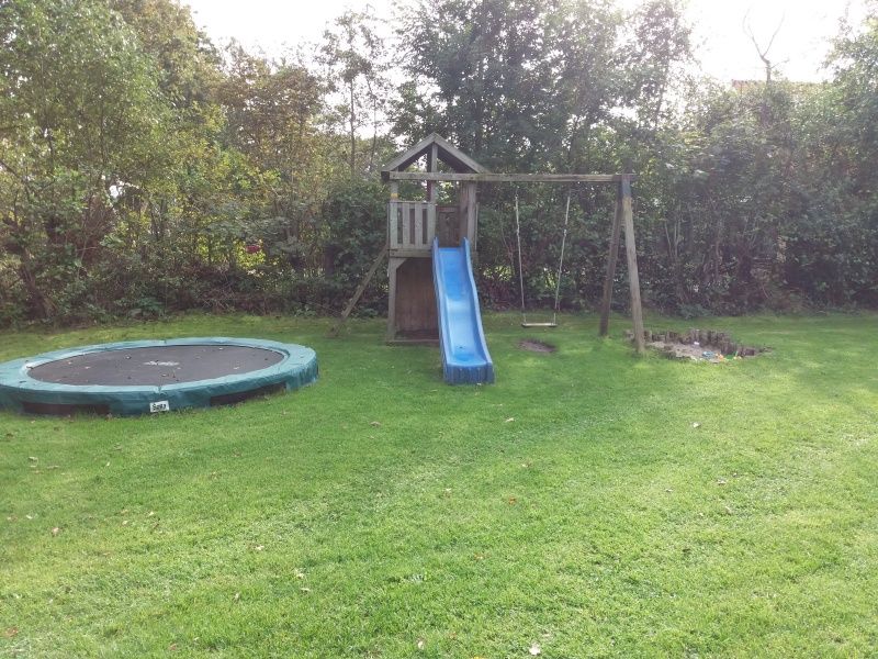 Kinderfreundlicher Spielplatz mit Rutsche und Schaukel in Bollenveld - de Tulp, De Dennen, Texel.