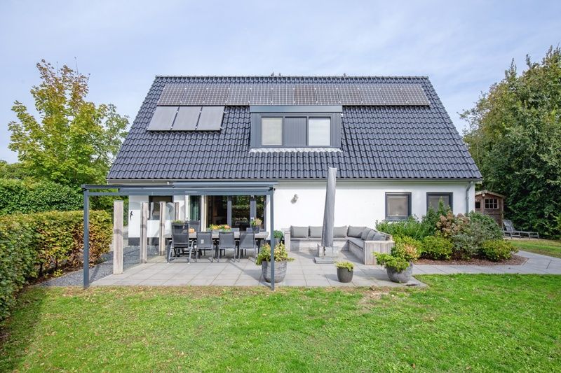 Ferienhaus de Witte Parel im Bungalowpark De Parel, Texel, mit sonniger Terrasse und gruener Umgebung in De Dennen, Watteninseln.