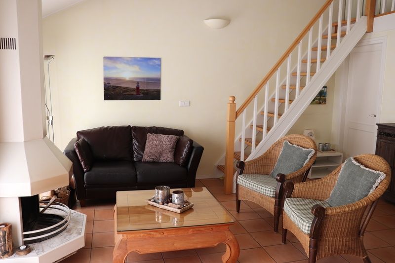 Knusse woonkamer met open haard in Vakantiehuis Gortersmient 264, De Dennen, Texel.