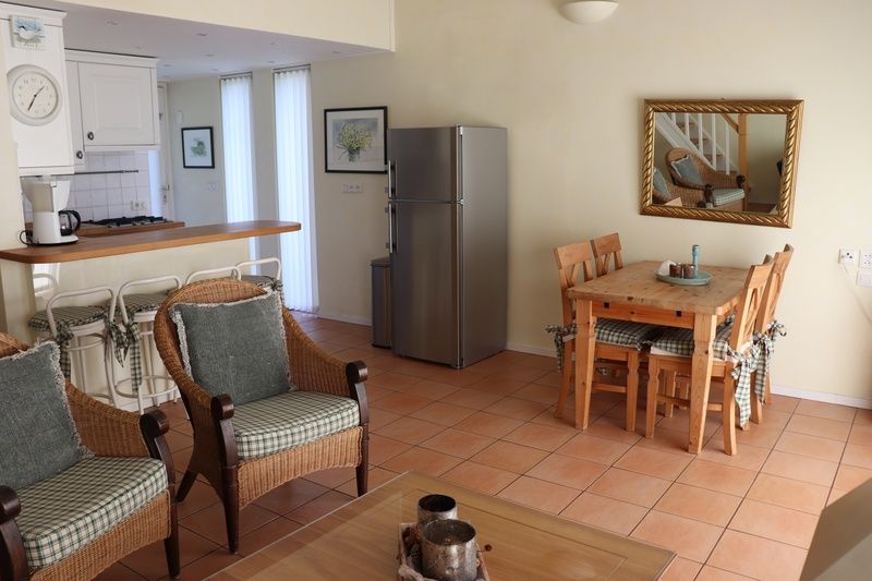 Eetgedeelte en keuken met moderne voorzieningen in Vakantiehuis Gortersmient 264, De Dennen, Texel.