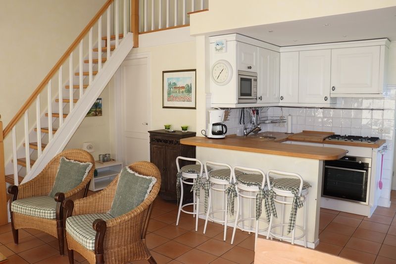 Open keuken met barstoelen in Vakantiehuis Gortersmient 264, De Dennen, Texel.