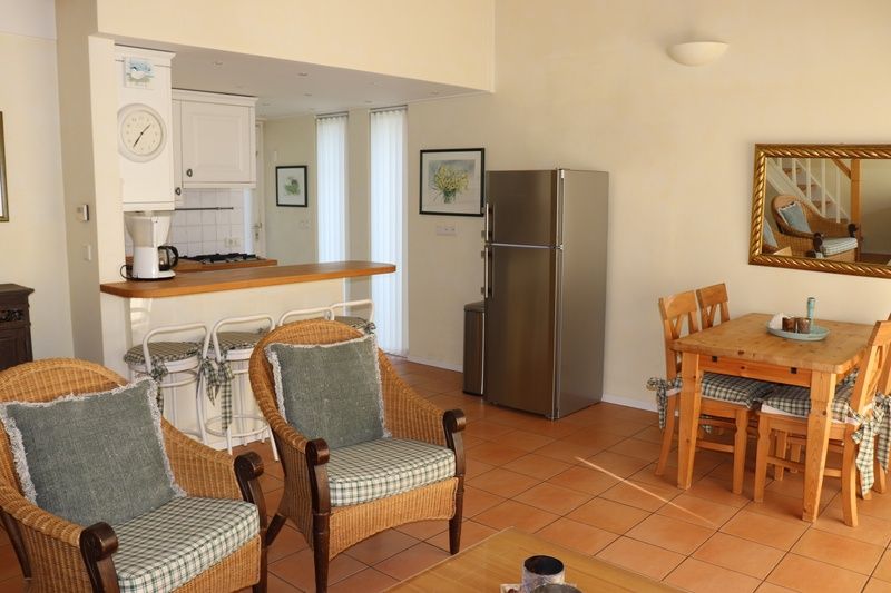 Ruime keuken en eetkamer in Vakantiehuis Gortersmient 264, De Dennen, Texel.