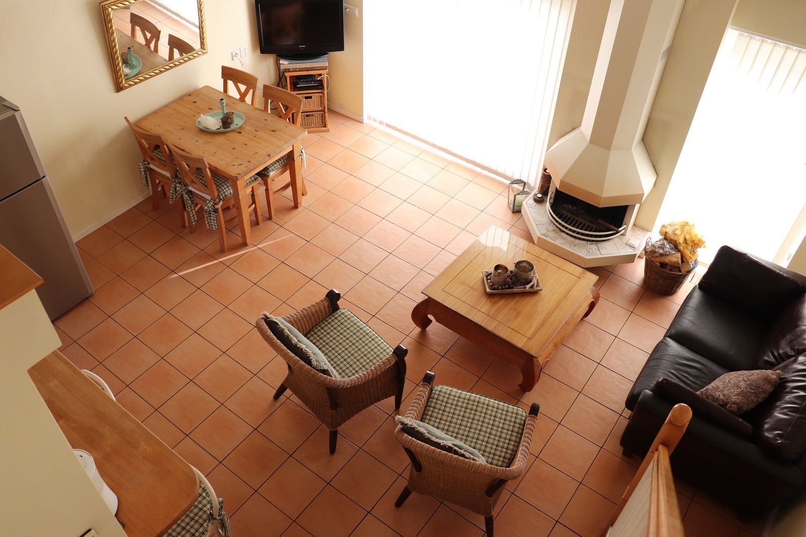 Overzicht van de woonkamer vanuit boven in Vakantiehuis Gortersmient 264, De Dennen, Texel.