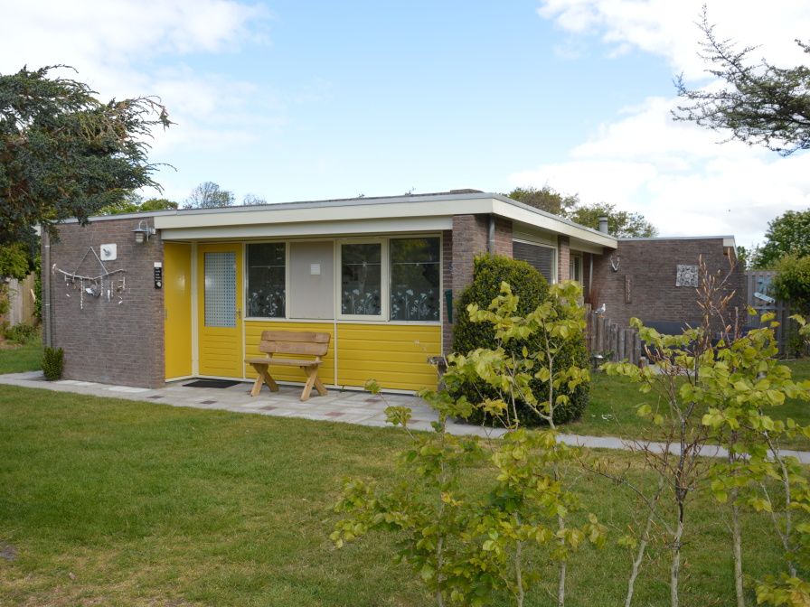 Bungalow Verste Coogh 66 in De Dennen, Texel, met groene tuin en uitnodigend terras.