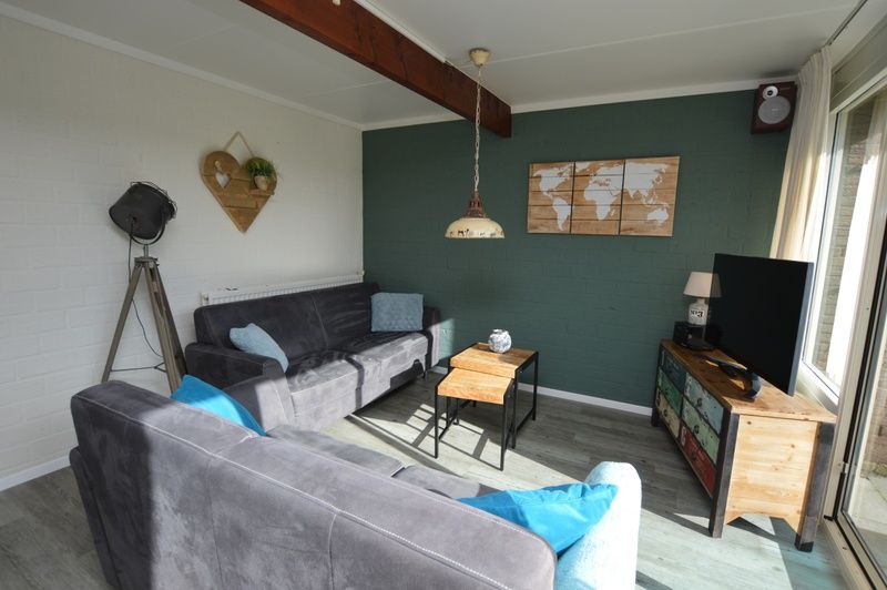 Comfortabele zithoek in Bungalow Verste Coogh 66, Texel, ideaal voor ontspanning.