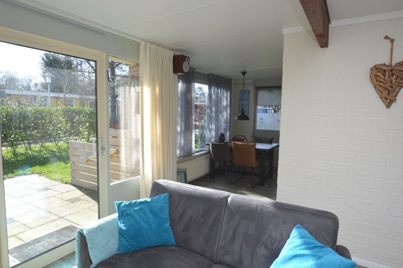 Eetkamer met veel natuurlijk licht in Bungalow Verste Coogh 66, vakantiehuis op Texel.