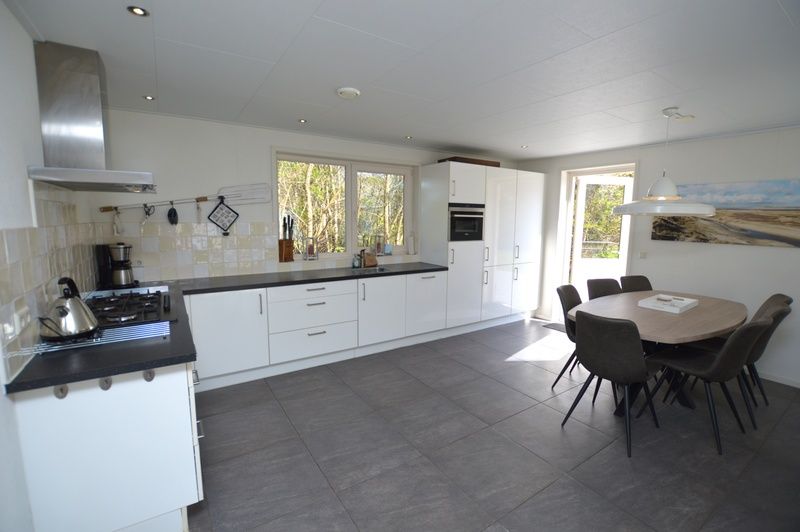 Geraeumige Kueche im Ferienhaus de Parel 190, De Dennen, Texel mit modernen Geraeten.