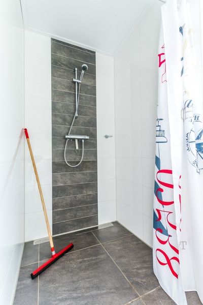 Stilvolle Dusche im Ferienhaus de Parel 190, De Dennen, Texel mit modernen Fliesen.