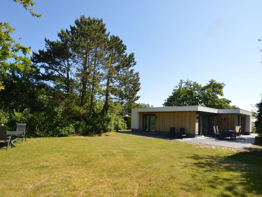 Der Bungalow 't Hoogelandt 58 in De Dennen, Texel, bietet einen grossen Garten und eine Terrasse inmitten der Natur.
