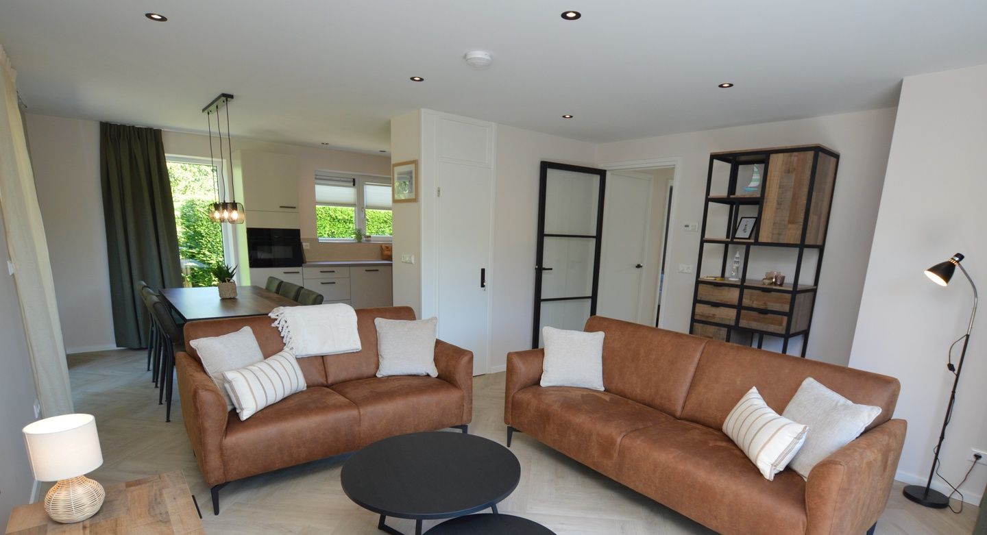 Offener Wohn- und Essbereich im Bungalow 't Hoogelandt 58, De Dennen, Texel, mit viel Tageslicht.