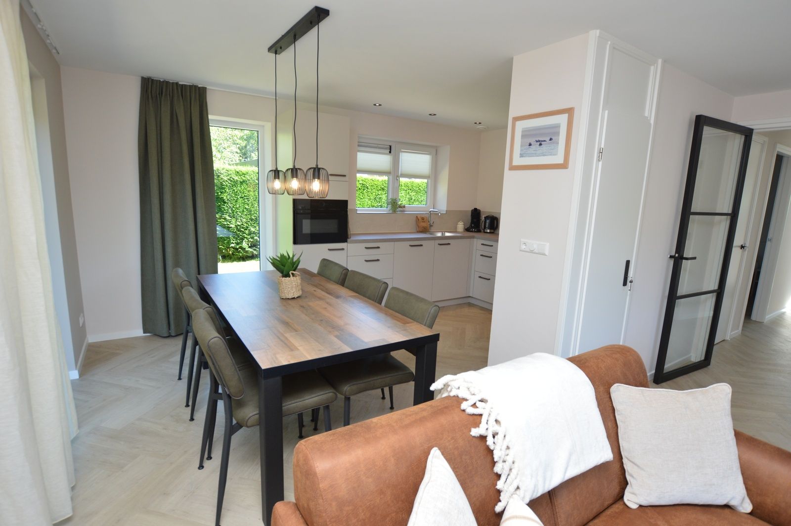 Esszimmer und Kueche im Ferienhaus 't Hoogelandt 58, De Dennen, Texel, mit modernem Aussehen.