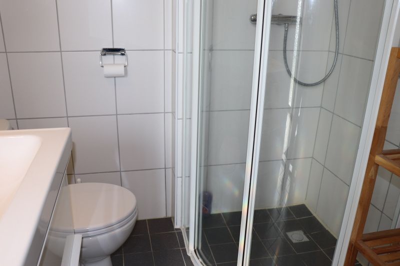 Modernes Badezimmer im Ferienhaus Gortersmient 242, De Dennen, Texel.