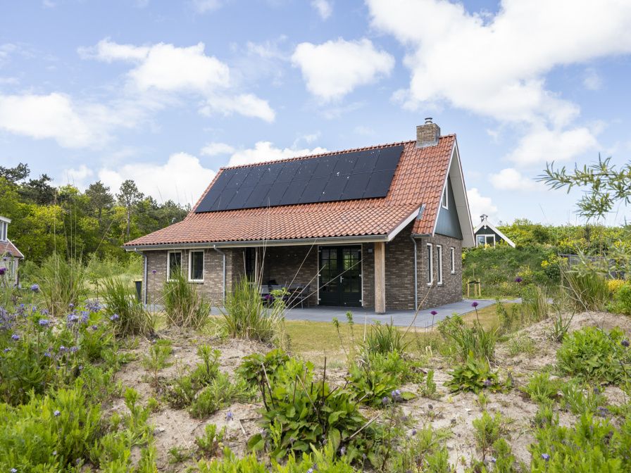 Golden Raand vacation home in De Dennen, Texel with modern architecture and sunny roof panels.