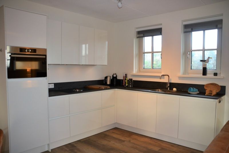 Sleek kitchen design in vacation home Golden Raand, De Dennen, Texel.