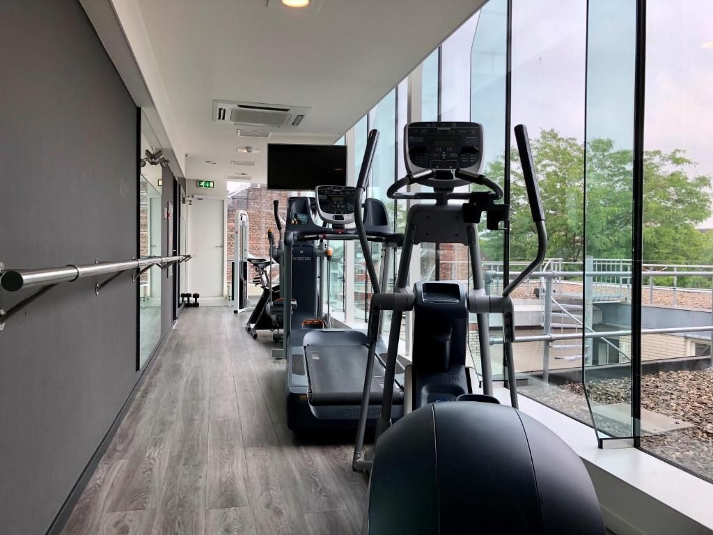 Fitnessruimte met uitzicht in Designhotel Maastricht, vakantieappartement in Limburg.
