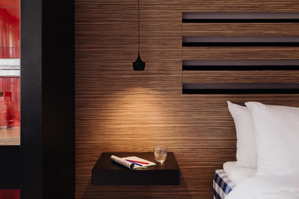 Sfeervolle slaapkamerverlichting in Designhotel Maastricht, Zuid Limburg.