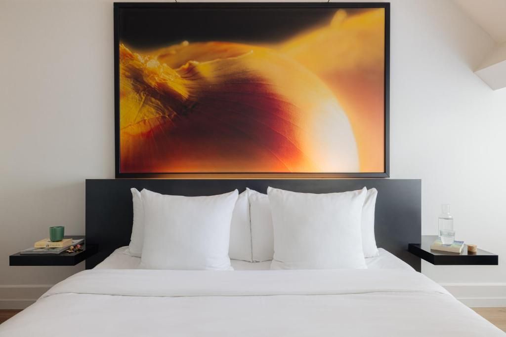 Stijlvolle slaapkamer met groot kunstwerk in Designhotel Maastricht, Limburg.