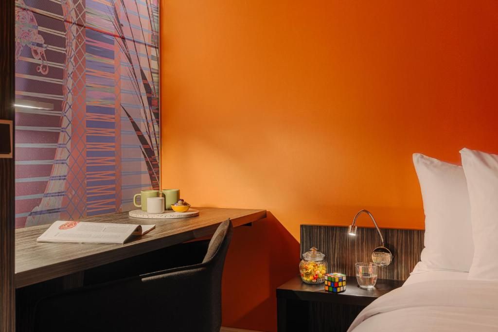 Werkruimte met oranje muur in Designhotel Maastricht, Zuid Limburg.