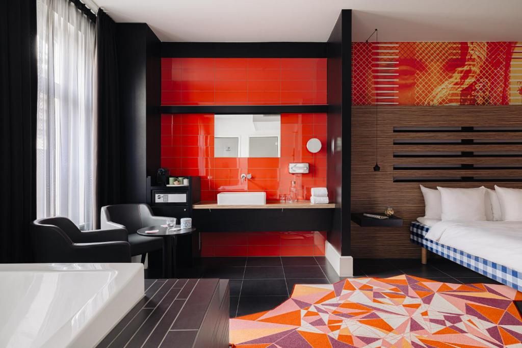 Moderne kamer met open badkamer in Designhotel Maastricht, Limburg.