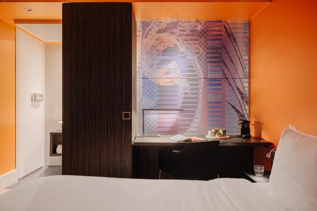 Werkplek met kleurrijk decor in Designhotel Maastricht, Limburg.