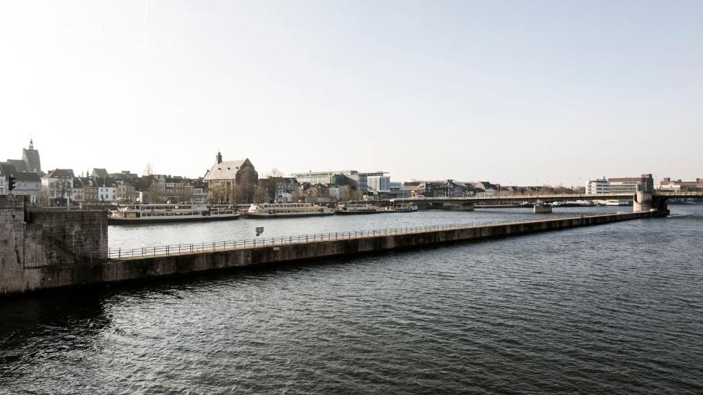 Uitzicht op de Maas in Maastricht vanuit Designhotel Maastricht, Zuid Limburg.