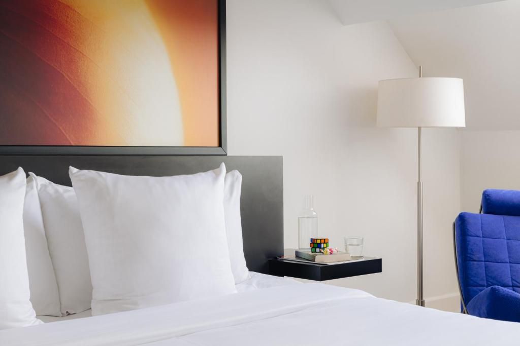 Stijlvol ingerichte kamer met kunstwerk in Designhotel Maastricht, Zuid Limburg.